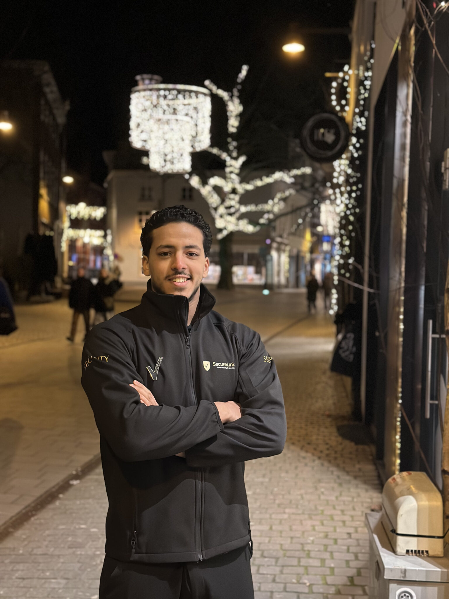 SecureLinkR beveiliger paraat in de stad bij avond